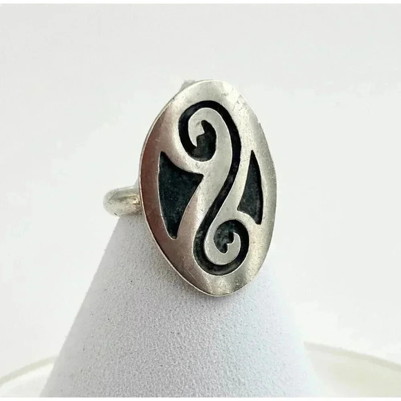 Vintage Jewelry - Navajo Stering Silver Expressive Vintage Ring - size 5.5